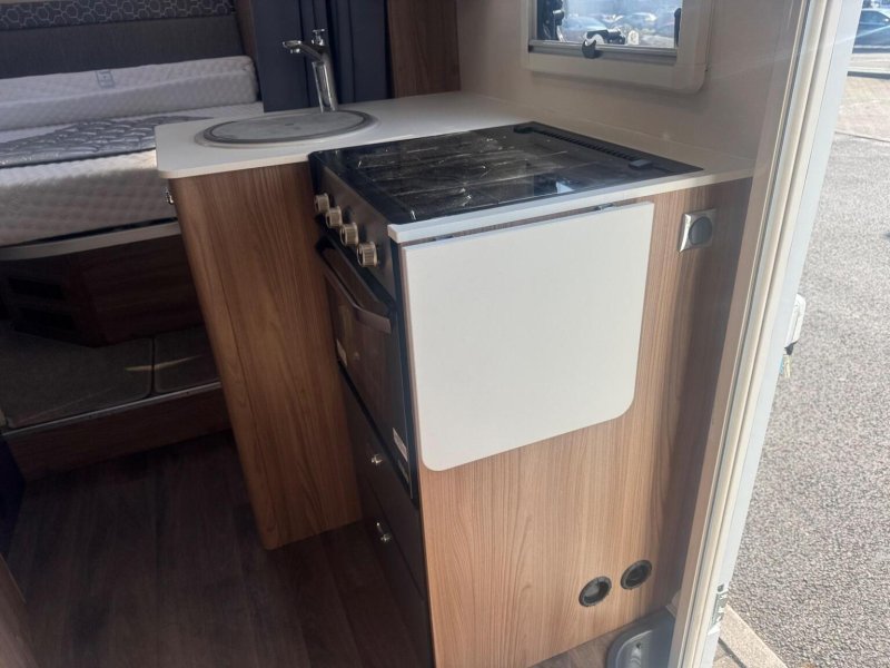 SWIFT ESCAPE 694