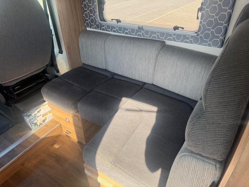 SWIFT ESCAPE 694