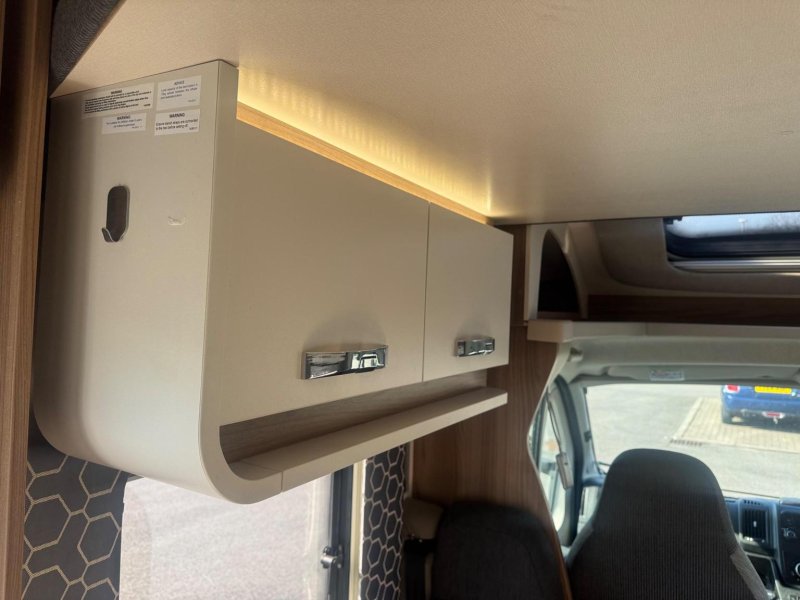 SWIFT ESCAPE 694
