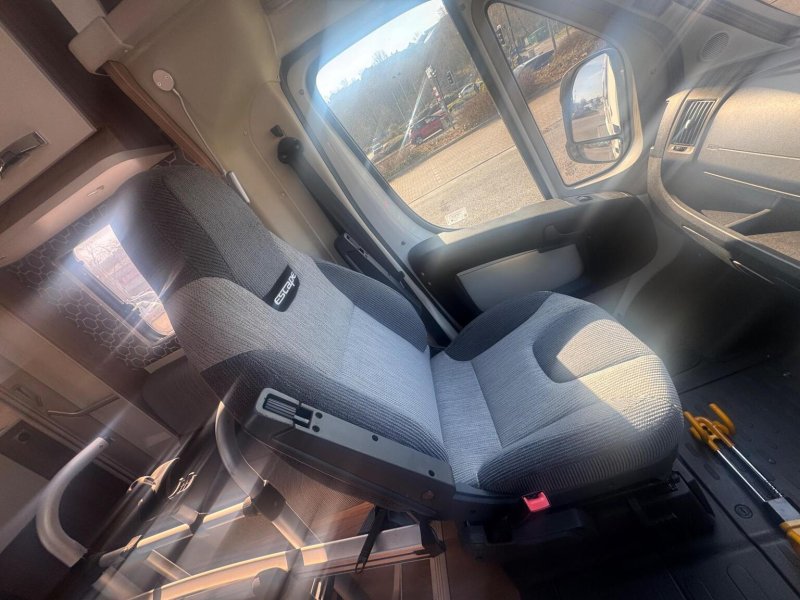 SWIFT ESCAPE 694