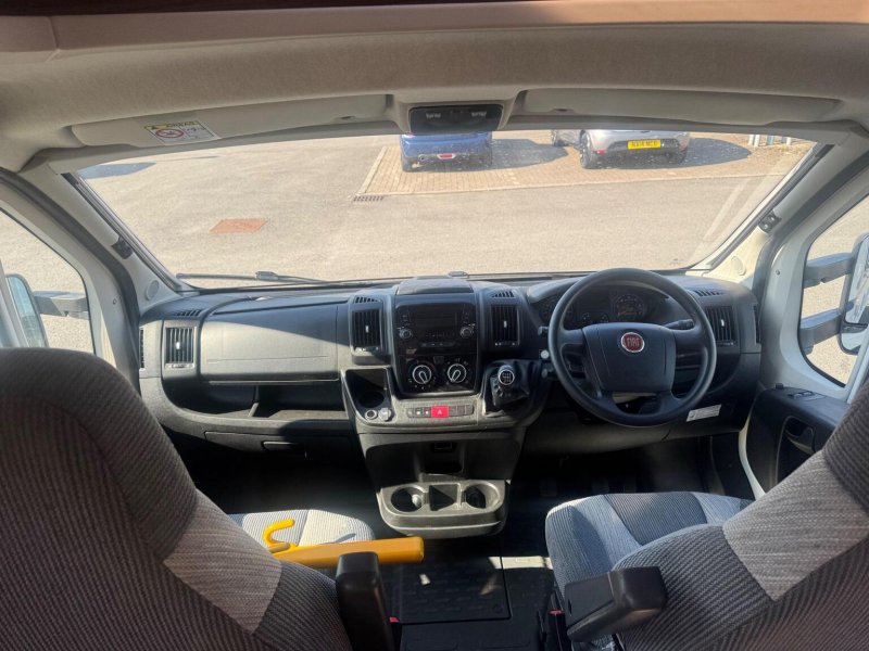 SWIFT ESCAPE 694