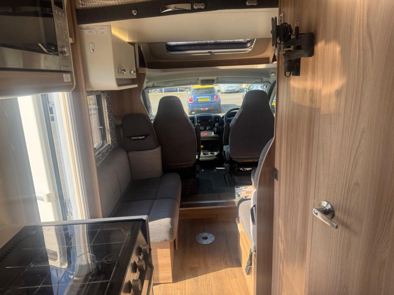 SWIFT ESCAPE 694